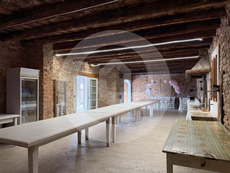 Scoprite questa straordinaria Villa d'altri tempi, situata nel comune di Massanzago. La proprietà...