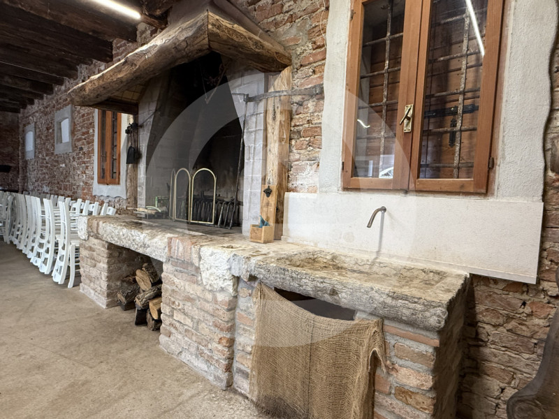 Scoprite questa straordinaria Villa d'altri tempi, situata nel comune di Massanzago. La proprietà...