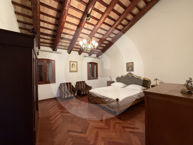 Scoprite questa straordinaria Villa d'altri tempi, situata nel comune di Massanzago. La proprietà...