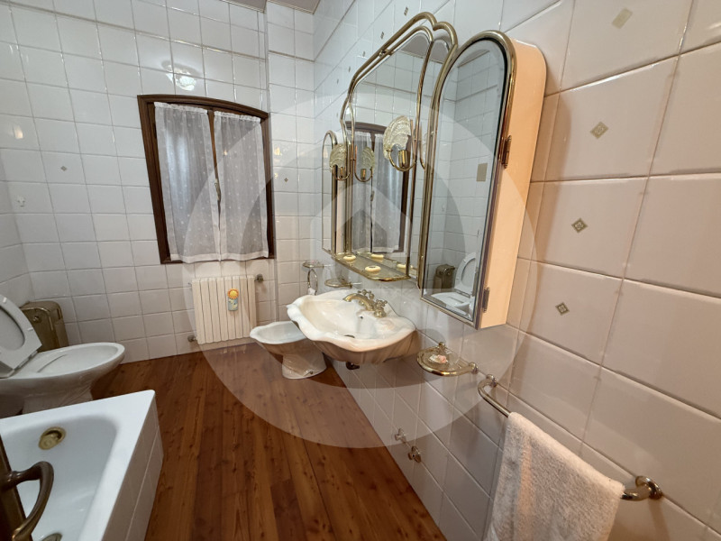 Scoprite questa straordinaria Villa d'altri tempi, situata nel comune di Massanzago. La proprietà...