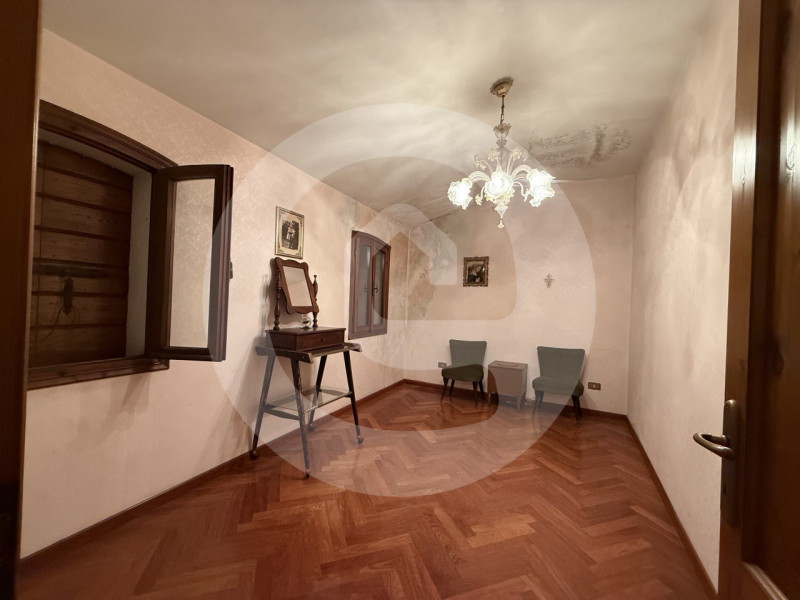 Scoprite questa straordinaria Villa d'altri tempi, situata nel comune di Massanzago. La proprietà...