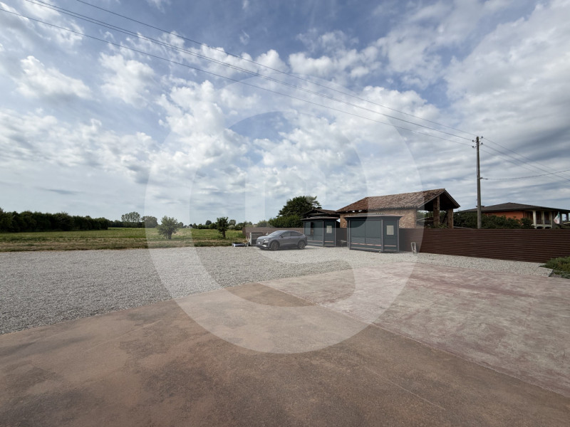 Scoprite questa straordinaria Villa d'altri tempi, situata nel comune di Massanzago. La proprietà...