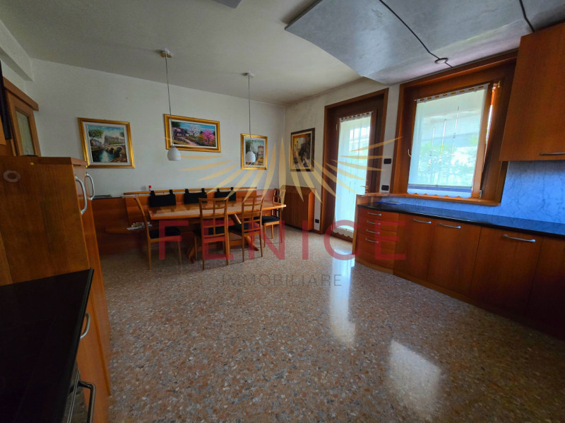 A Montebelluna Ti aspetta una villa esclusiva che unisce eleganza, comfort e natura. Con i suoi o...