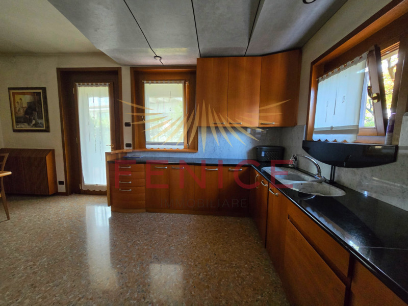 A Montebelluna Ti aspetta una villa esclusiva che unisce eleganza, comfort e natura. Con i suoi o...