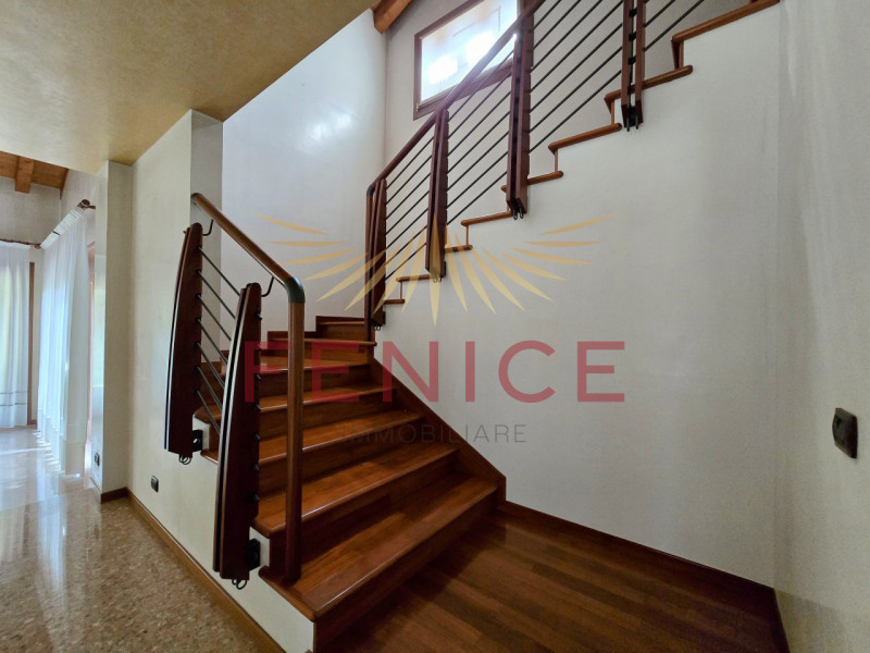 A Montebelluna Ti aspetta una villa esclusiva che unisce eleganza, comfort e natura. Con i suoi o...