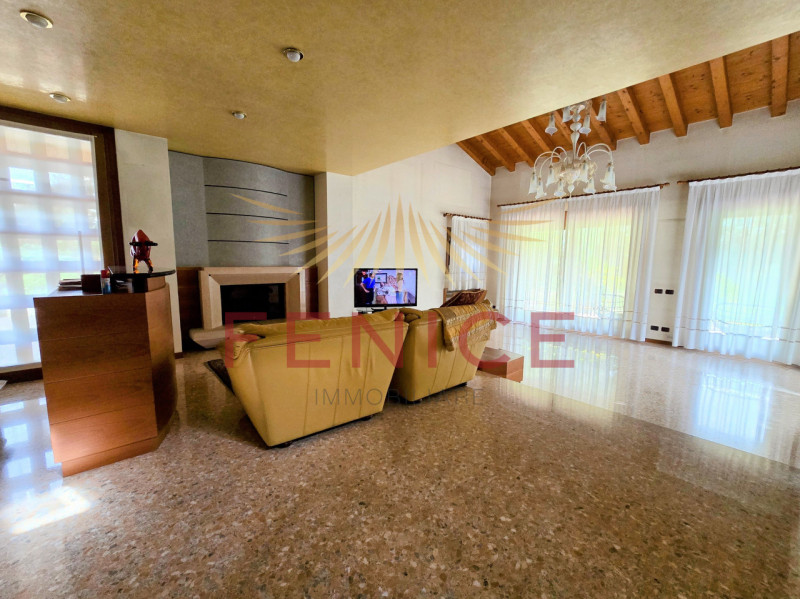 A Montebelluna Ti aspetta una villa esclusiva che unisce eleganza, comfort e natura. Con i suoi o...