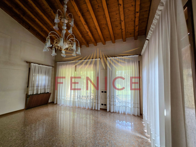 A Montebelluna Ti aspetta una villa esclusiva che unisce eleganza, comfort e natura. Con i suoi o...