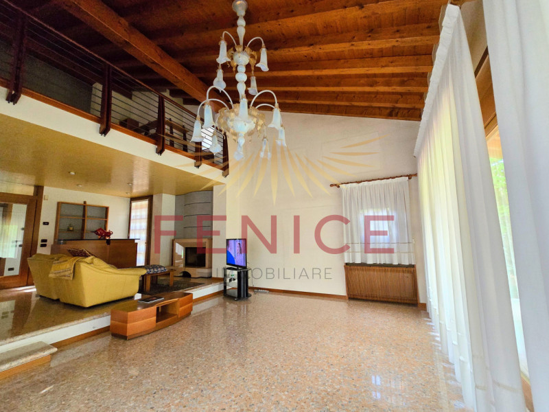 A Montebelluna Ti aspetta una villa esclusiva che unisce eleganza, comfort e natura. Con i suoi o...