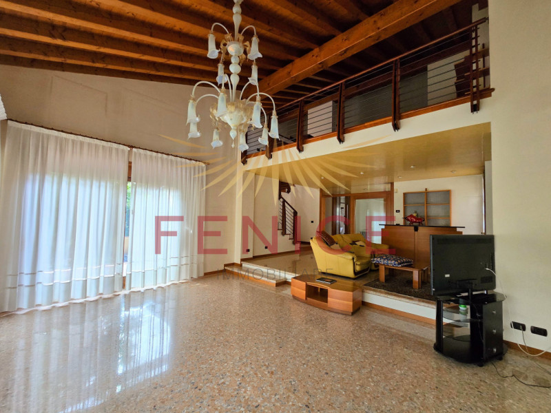 A Montebelluna Ti aspetta una villa esclusiva che unisce eleganza, comfort e natura. Con i suoi o...