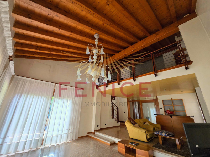 A Montebelluna Ti aspetta una villa esclusiva che unisce eleganza, comfort e natura. Con i suoi o...