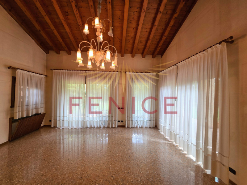 A Montebelluna Ti aspetta una villa esclusiva che unisce eleganza, comfort e natura. Con i suoi o...