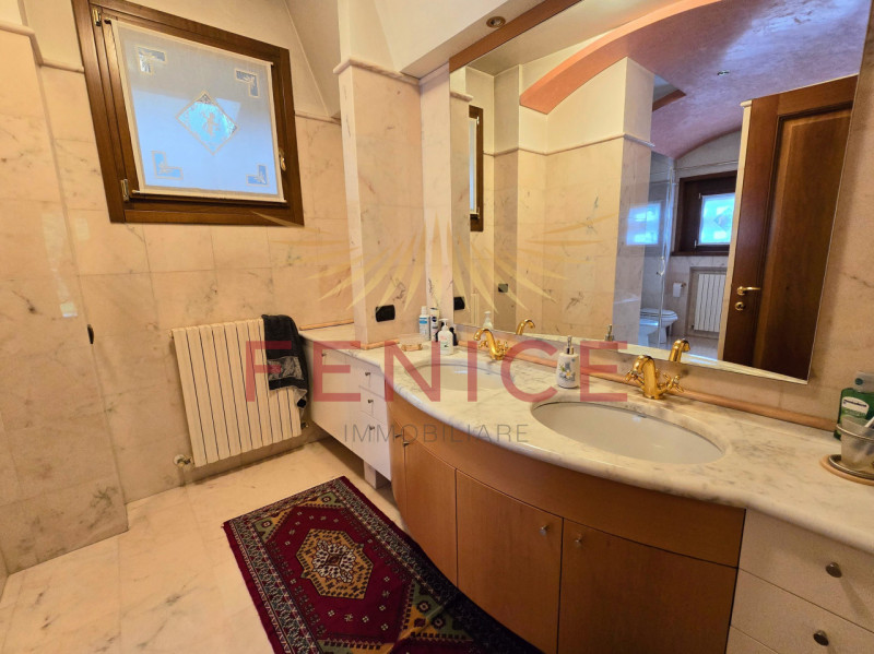 A Montebelluna Ti aspetta una villa esclusiva che unisce eleganza, comfort e natura. Con i suoi o...