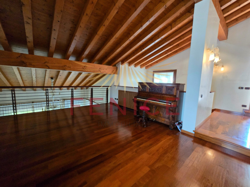 A Montebelluna Ti aspetta una villa esclusiva che unisce eleganza, comfort e natura. Con i suoi o...