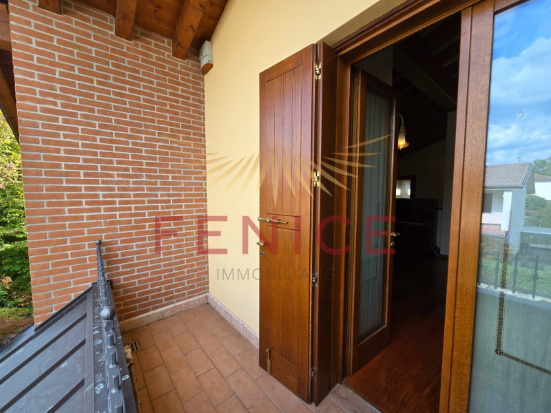 A Montebelluna Ti aspetta una villa esclusiva che unisce eleganza, comfort e natura. Con i suoi o...