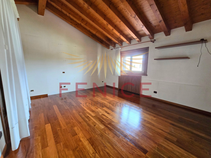 A Montebelluna Ti aspetta una villa esclusiva che unisce eleganza, comfort e natura. Con i suoi o...