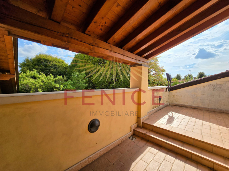 A Montebelluna Ti aspetta una villa esclusiva che unisce eleganza, comfort e natura. Con i suoi o...