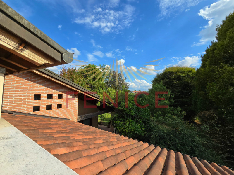 A Montebelluna Ti aspetta una villa esclusiva che unisce eleganza, comfort e natura. Con i suoi o...