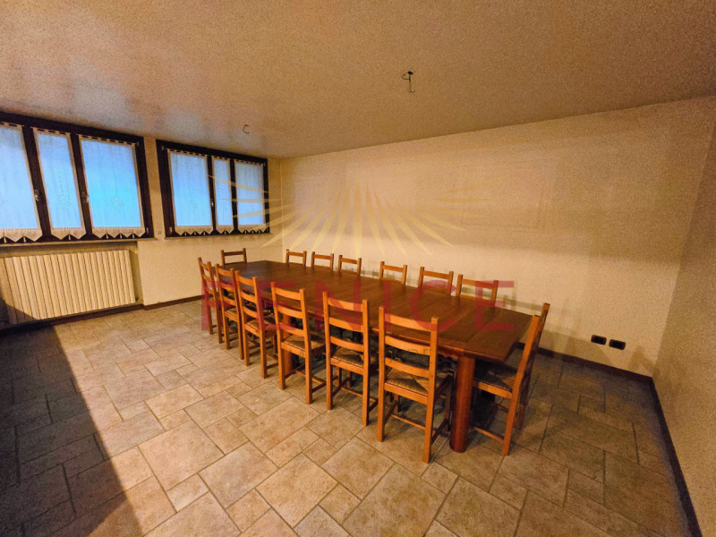 A Montebelluna Ti aspetta una villa esclusiva che unisce eleganza, comfort e natura. Con i suoi o...