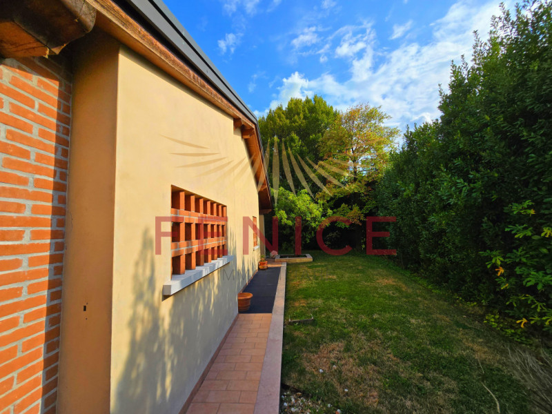 A Montebelluna Ti aspetta una villa esclusiva che unisce eleganza, comfort e natura. Con i suoi o...