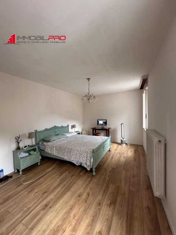 In posizione panoramica e comoda ai servizi, abbiamo la soluzione perfetta per te! Trattasi di un...