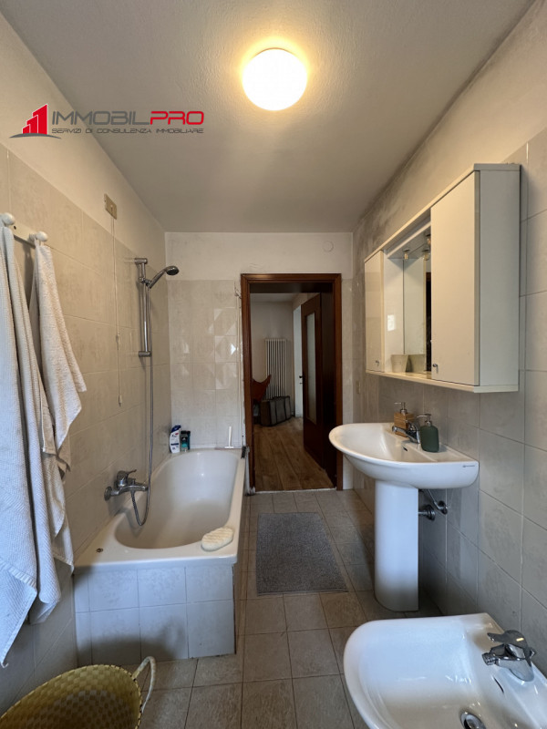 In posizione panoramica e comoda ai servizi, abbiamo la soluzione perfetta per te! Trattasi di un...