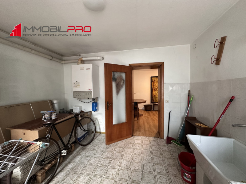 In posizione panoramica e comoda ai servizi, abbiamo la soluzione perfetta per te! Trattasi di un...