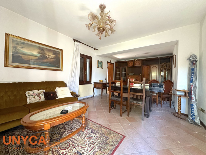 Proponiamo villetta parzialmente ristrutturata immersa nel verde e in posizione strategica con vi...