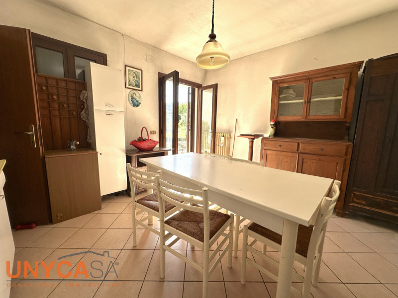 Proponiamo villetta parzialmente ristrutturata immersa nel verde e in posizione strategica con vi...