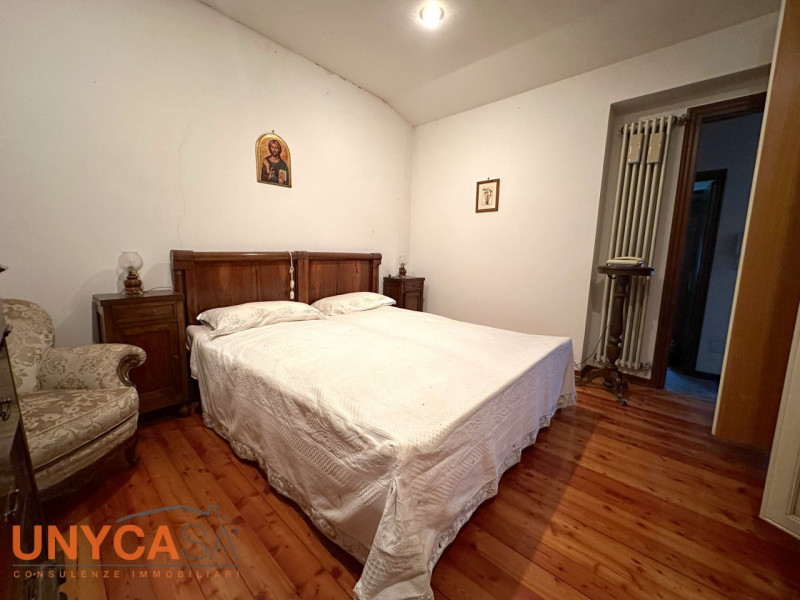 Proponiamo villetta parzialmente ristrutturata immersa nel verde e in posizione strategica con vi...