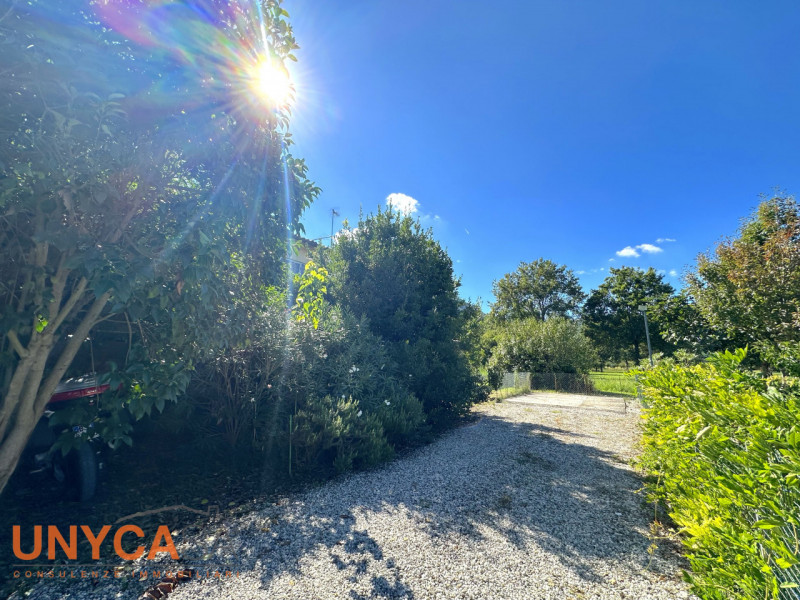 Proponiamo villetta parzialmente ristrutturata immersa nel verde e in posizione strategica con vi...