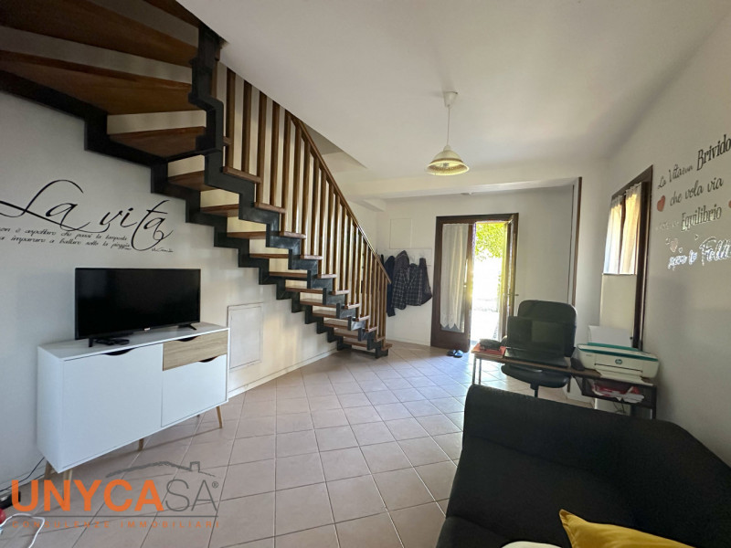 Proponiamo villetta parzialmente ristrutturata immersa nel verde e in posizione strategica con vi...