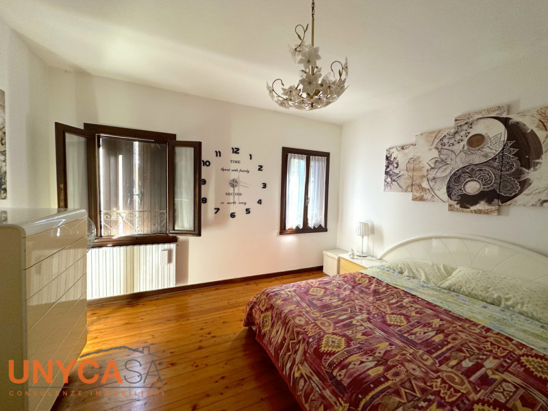 Proponiamo villetta parzialmente ristrutturata immersa nel verde e in posizione strategica con vi...