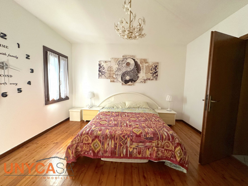 Proponiamo villetta parzialmente ristrutturata immersa nel verde e in posizione strategica con vi...