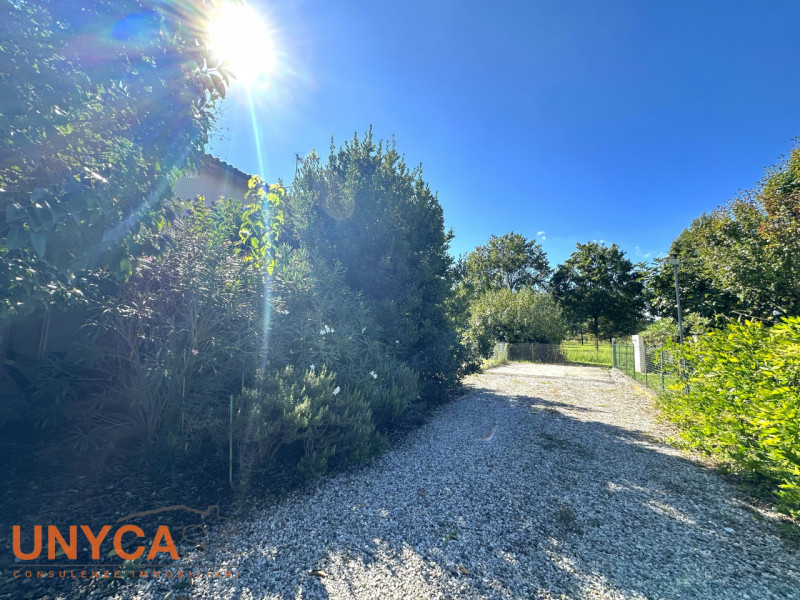 Proponiamo villetta parzialmente ristrutturata immersa nel verde e in posizione strategica con vi...