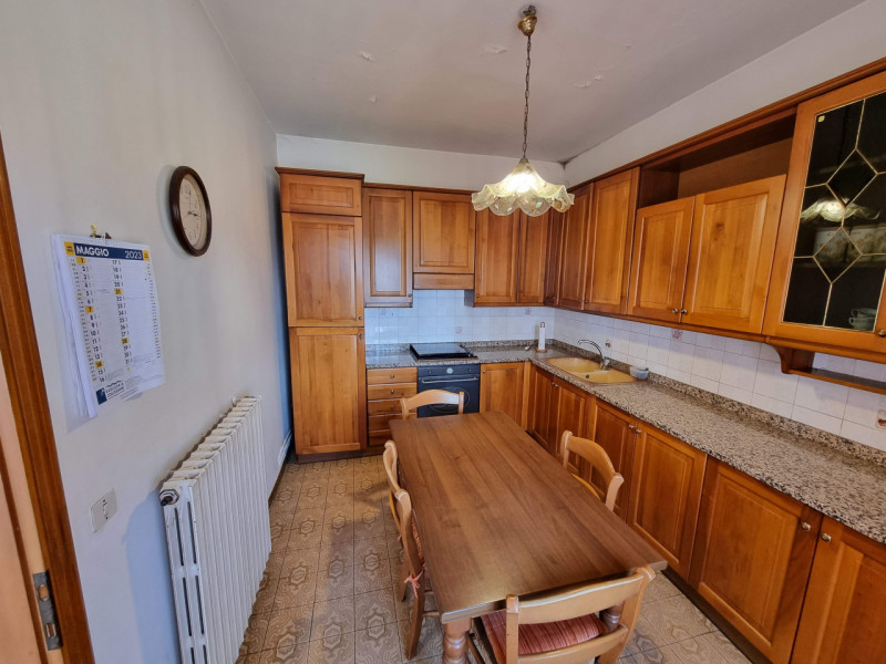 Lozzo Atestino (PD), sito in pieno centro paese ed affacciata alla Piazza Principale, proponiamo ...