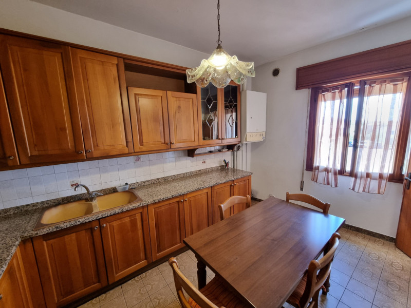 Lozzo Atestino (PD), sito in pieno centro paese ed affacciata alla Piazza Principale, proponiamo ...