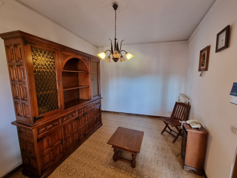 Lozzo Atestino (PD), sito in pieno centro paese ed affacciata alla Piazza Principale, proponiamo ...