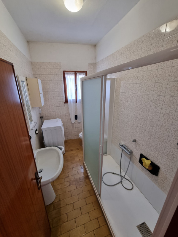 Lozzo Atestino (PD), sito in pieno centro paese ed affacciata alla Piazza Principale, proponiamo ...