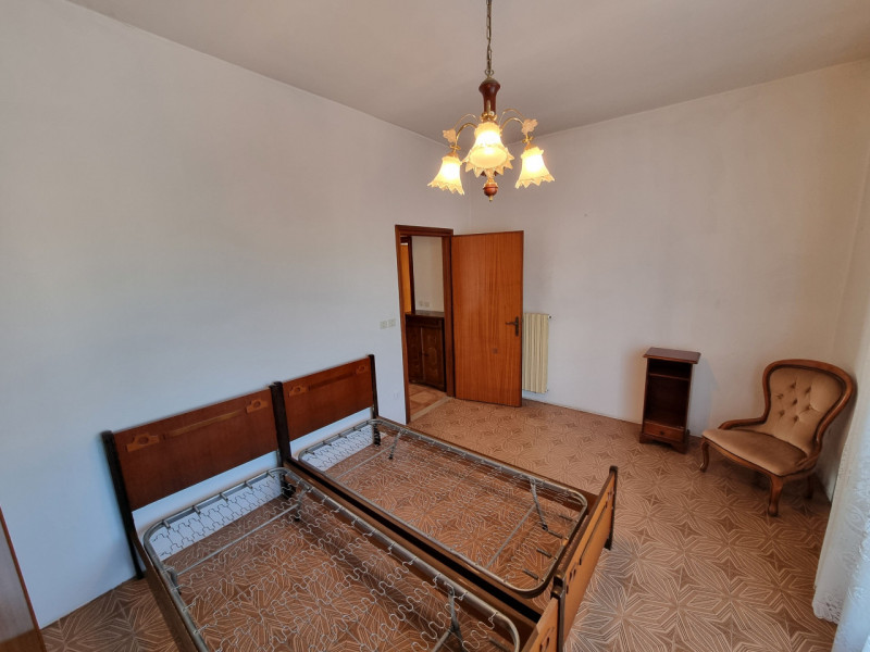 Lozzo Atestino (PD), sito in pieno centro paese ed affacciata alla Piazza Principale, proponiamo ...