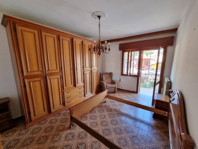 Lozzo Atestino (PD), sito in pieno centro paese ed affacciata alla Piazza Principale, proponiamo ...