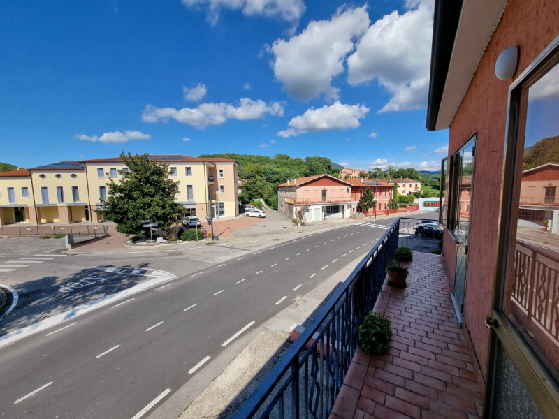 Lozzo Atestino (PD), sito in pieno centro paese ed affacciata alla Piazza Principale, proponiamo ...