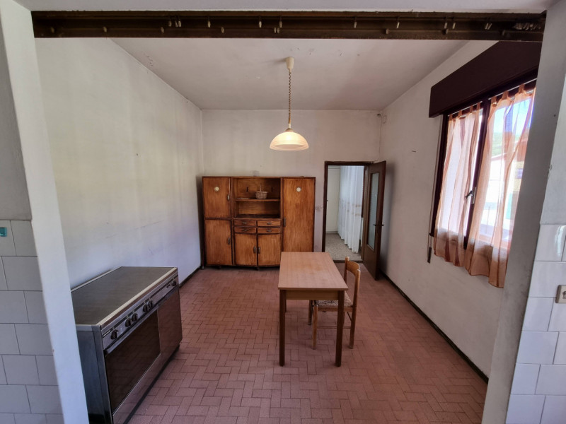 Lozzo Atestino (PD), sito in pieno centro paese ed affacciata alla Piazza Principale, proponiamo ...