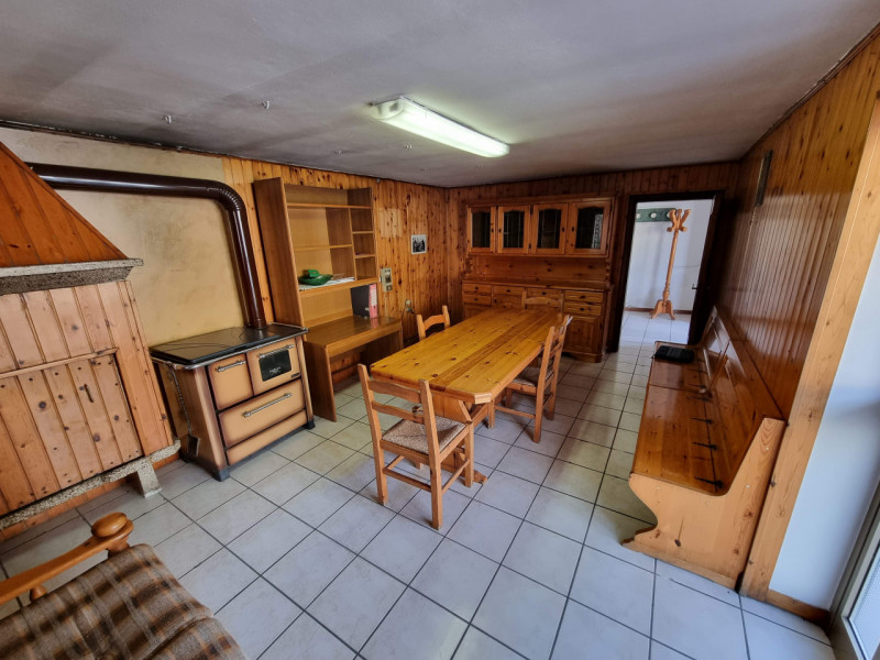 Lozzo Atestino (PD), sito in pieno centro paese ed affacciata alla Piazza Principale, proponiamo ...