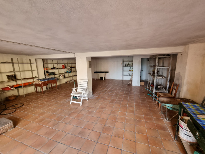 Lozzo Atestino (PD), sito in pieno centro paese ed affacciata alla Piazza Principale, proponiamo ...