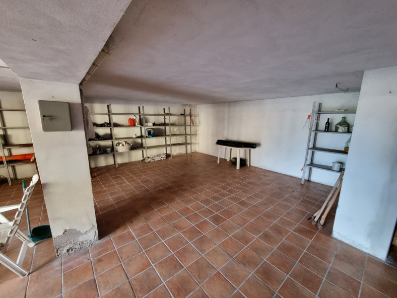 Lozzo Atestino (PD), sito in pieno centro paese ed affacciata alla Piazza Principale, proponiamo ...