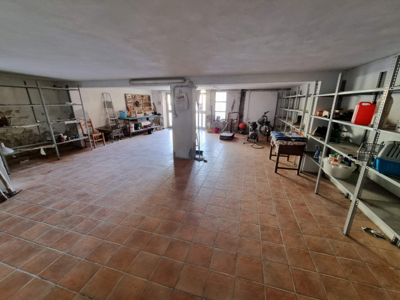 Lozzo Atestino (PD), sito in pieno centro paese ed affacciata alla Piazza Principale, proponiamo ...