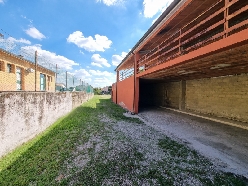 Lozzo Atestino (PD), sito in pieno centro paese ed affacciata alla Piazza Principale, proponiamo ...