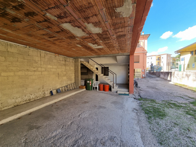 Lozzo Atestino (PD), sito in pieno centro paese ed affacciata alla Piazza Principale, proponiamo ...