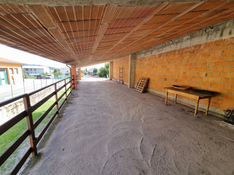 Lozzo Atestino (PD), sito in pieno centro paese ed affacciata alla Piazza Principale, proponiamo ...