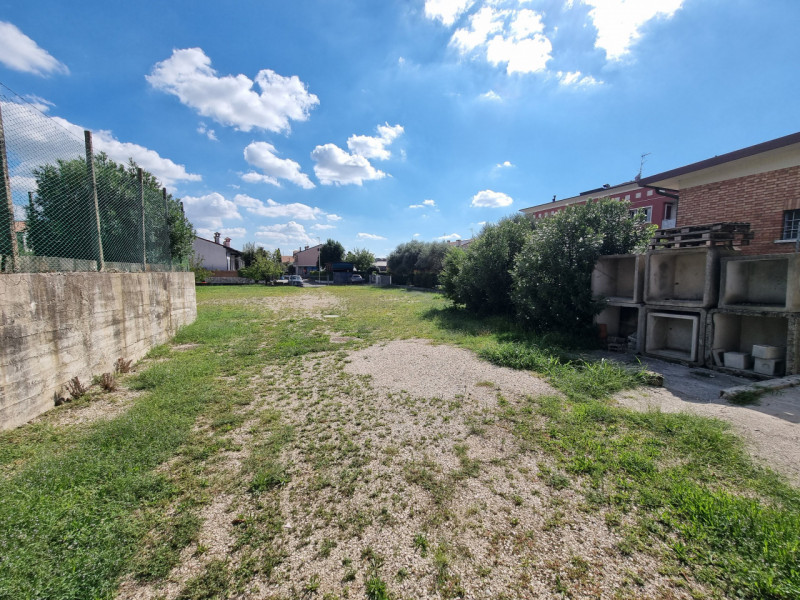 Lozzo Atestino (PD), sito in pieno centro paese ed affacciata alla Piazza Principale, proponiamo ...